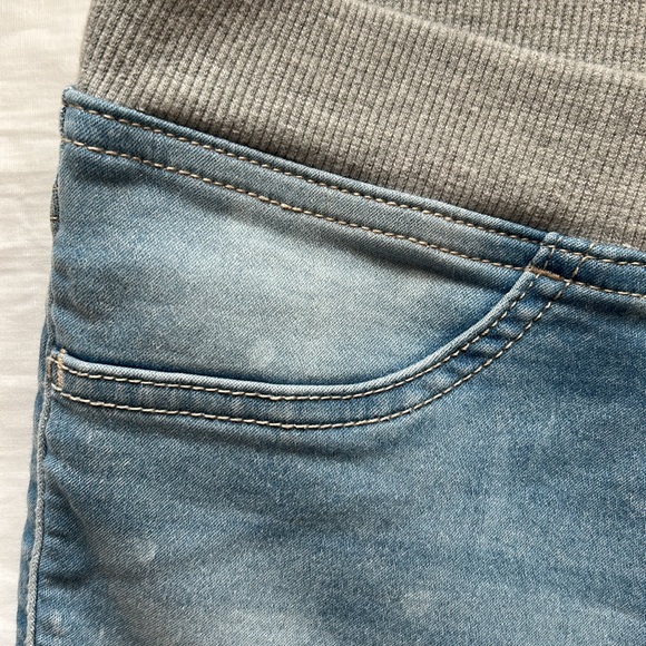 No Boundaries stretchy jean capris - Picture 5 of 10